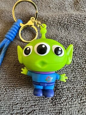 Green Alien Key & Card Holder Keychain - Toy-Inspired Accessory